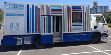 Μια κινητή βιβλιοθήκη φέρνει το βιβλίο στις γειτονιές της Αθήνας