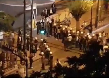 Ένταση έξω από τη Βουλή – Διαδηλωτές κατά βουλευτών