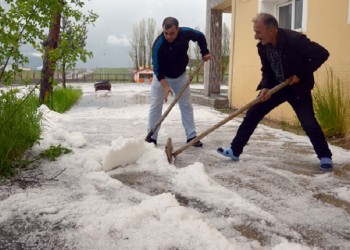 Το... έστρωσε 1 Ιουνίου στο Καρς – Έπεσε χαλάζι σαν χιόνι (φωτο)
