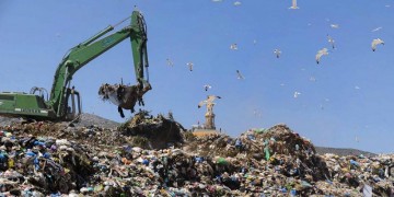 Πρόβλημα με τα σκουπίδια στον Πειραιά λόγω υπερφόρτωσης στον ΧΥΤΑ Φυλής