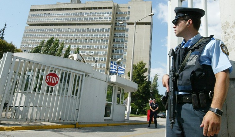 Μέλη του Ρουβίκωνα μπήκαν στο υπ. Προστασίας του Πολίτη – Έγιναν συλλήψεις