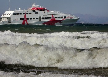 Καταμαράν με 215 επιβάτες προσέκρουσε στο λιμάνι της Ραφήνας