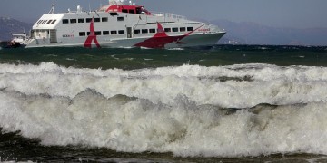 Καταμαράν με 215 επιβάτες προσέκρουσε στο λιμάνι της Ραφήνας