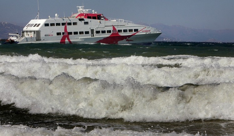 Καταμαράν με 215 επιβάτες προσέκρουσε στο λιμάνι της Ραφήνας