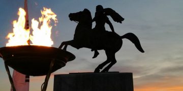 Με έναν πυρρίχιο υποδέχεται η ΠΟΕ τη φλόγα του 14ου Διεθνούς Μαραθωνίου «Μέγας Αλέξανδρος»