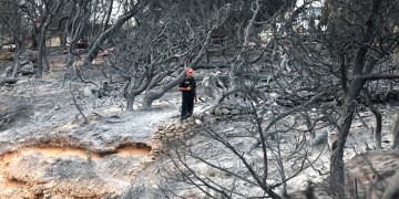 «Βγάζω το καπέλο στο προσωπικό του ξενοδοχείου», λέει 72χρονη Βελγίδα τουρίστρια που διασώθηκε από τις πυρκαγιές στην Αττική