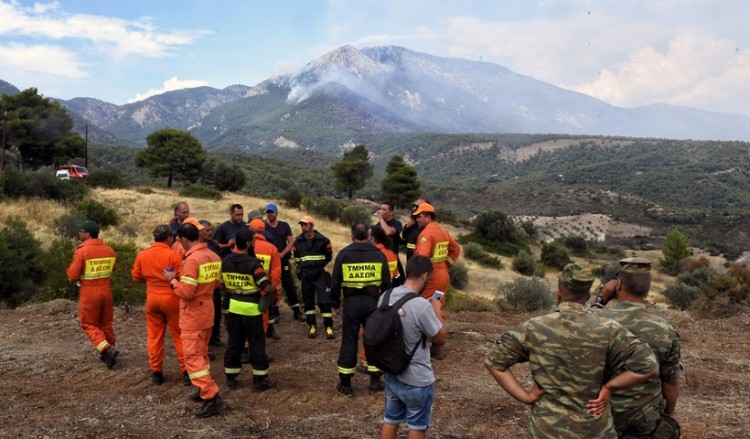 Σε ύφεση οι πυρκαγιές στα μέτωπα της Κινέτας και της Καλλιτεχνούπολης