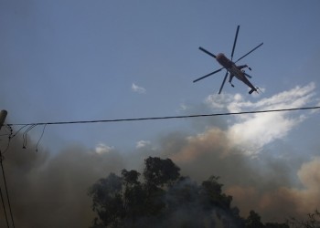 Φωτιά στην Καλλιτεχνούπολη: Καίγονται σπίτια, το μέτωπο φτάνει στον Νέο Βουτζά (βίντεο)