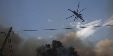 Φωτιά στην Καλλιτεχνούπολη: Καίγονται σπίτια, το μέτωπο φτάνει στον Νέο Βουτζά (βίντεο)