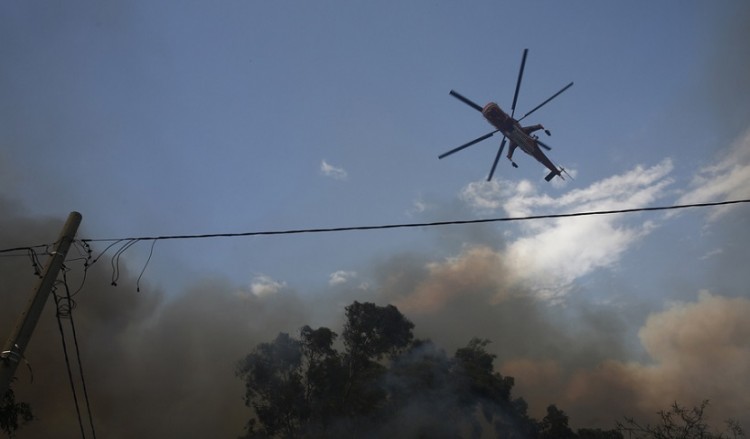 Φωτιά στην Καλλιτεχνούπολη: Καίγονται σπίτια, το μέτωπο φτάνει στον Νέο Βουτζά (βίντεο)