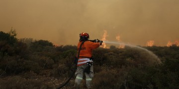 Φωτιές στην Αττική: 25 τραυματίες, αίτημα για διεθνή συνδρομή