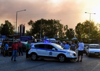 Σε ξενοδοχεία οι πληγέντες από τη φωτιά στην ανατολική Αττική