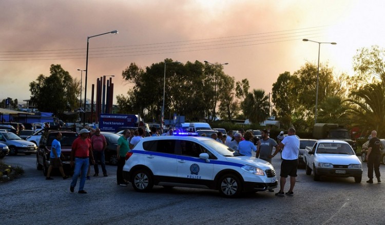 Σε ξενοδοχεία οι πληγέντες από τη φωτιά στην ανατολική Αττική