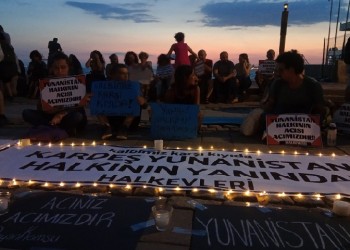 Τούρκοι έξω από το Προξενείο της Ελλάδας στη Σμύρνη για τους πληγέντες της Αττικής (φωτο)