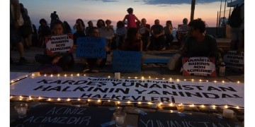 Τούρκοι έξω από το Προξενείο της Ελλάδας στη Σμύρνη για τους πληγέντες της Αττικής (φωτο)