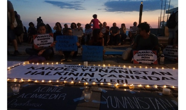 Τούρκοι έξω από το Προξενείο της Ελλάδας στη Σμύρνη για τους πληγέντες της Αττικής (φωτο)