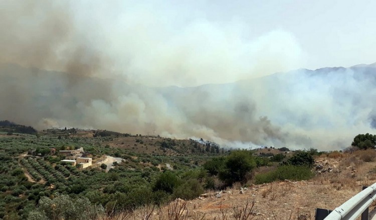 Μαίνονται οι φωτιές σε Χανιά, Κόρινθο και Φθιώτιδα