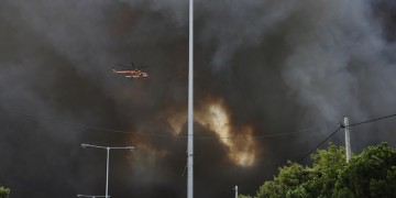 Φωτιές στην Αττική: Φρεγάτα, αρματαγωγό και πλωτά μέσα για τον απεγκλωβισμό πολιτών