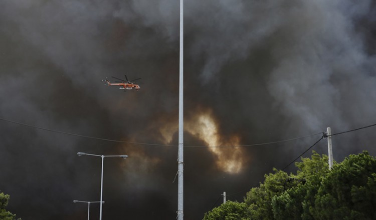 Φωτιές στην Αττική: Φρεγάτα, αρματαγωγό και πλωτά μέσα για τον απεγκλωβισμό πολιτών
