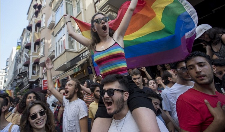 Οργανώθηκε το Gay Pride στην Κωνσταντινούπολη
