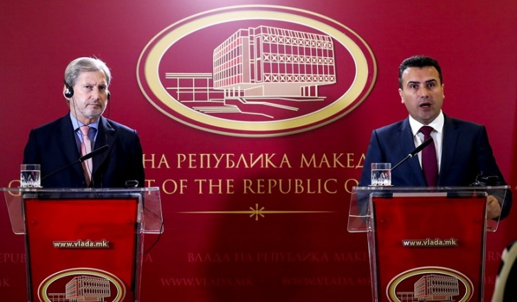 Επίτροπος Χαν: Τα Σκόπια έχουν ραντεβού με την ιστορία