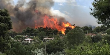 Φωτιά και στον Κάλαμο: Συναγερμός στην πυροσβεστική