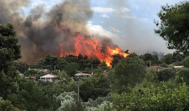 Φωτιά και στον Κάλαμο: Συναγερμός στην πυροσβεστική