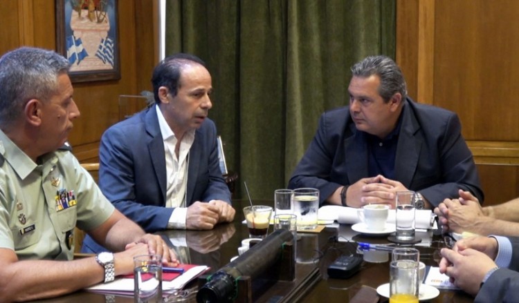 Οργή κατοίκων προς τον Καμμένο στη Ραφήνα – Μας αφήσατε στο έλεος του Θεού (βίντεο)