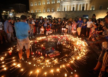 Ένα κερί στο Σύνταγμα και μια συγγνώμη για τα θύματα των πυρκαγιών στην Αττική