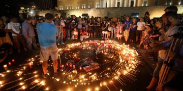 Ένα κερί στο Σύνταγμα και μια συγγνώμη για τα θύματα των πυρκαγιών στην Αττική