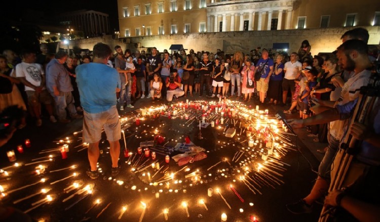 Ένα κερί στο Σύνταγμα και μια συγγνώμη για τα θύματα των πυρκαγιών στην Αττική
