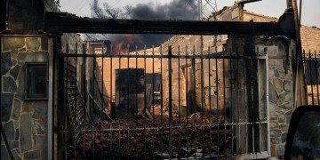 Η Ελλάδα θρηνεί τουλάχιστον 24 νεκρούς από τις φωτιές στην Αττική – Φόβοι για αύξηση του αριθμού των θυμάτων