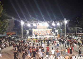 Χιλιάδες άτομα ξεφάντωσαν με τον ήχο της ποντιακής λύρας στον Κορινό (βίντεο)