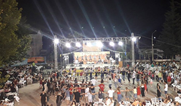 Χιλιάδες άτομα ξεφάντωσαν με τον ήχο της ποντιακής λύρας στον Κορινό (βίντεο)