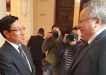 Ο Κοτζιάς συναντάται με τον αναπληρωτή πρωθυπουργό του Βιετνάμ