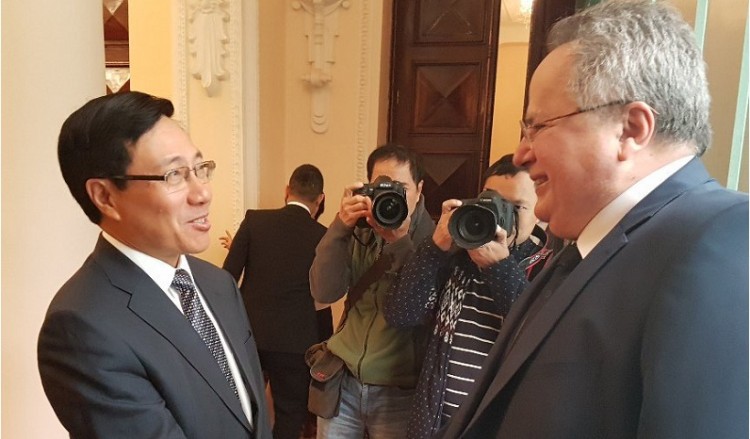 Ο Κοτζιάς συναντάται με τον αναπληρωτή πρωθυπουργό του Βιετνάμ