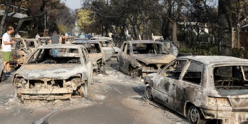 «Οι απανθρακωμένοι μοιάζουν με κούκλες» – Αβάσταχτος πόνος σε Μάτι και Κόκκινο Λιμανάκι