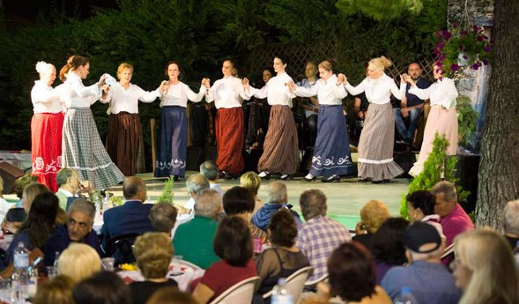 Η Ένωση Μικρασιατών Ερυθραίας αναβίωσε το έθιμο «Ο πηγαιμός στσι φρίτζες»