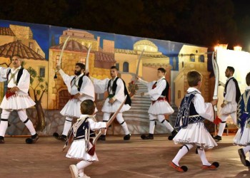 «Οι Μωμόγεροι» του Κώστα Αλεξανδρίδη απάντησαν στο ερώτημα «Ζει ο Βασιλιάς Αλέξανδρος;» (φωτο)