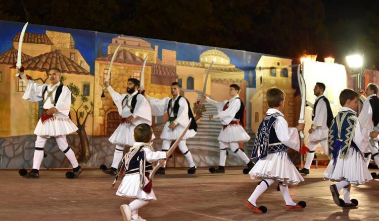 «Οι Μωμόγεροι» του Κώστα Αλεξανδρίδη απάντησαν στο ερώτημα «Ζει ο Βασιλιάς Αλέξανδρος;» (φωτο)