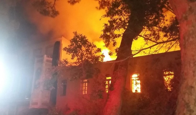 Στις φλόγες το Πολεμικό Μουσείο στα Χανιά (βίντεο)
