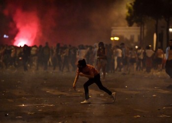 Παρίσι: Δακρυγόνα και επεισόδια σε διαδήλωση κατά της αστυνομικής βίας (βίντεο)