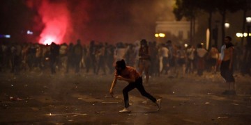 Παρίσι: Δακρυγόνα και επεισόδια σε διαδήλωση κατά της αστυνομικής βίας (βίντεο)