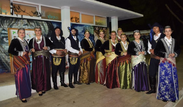 Ποντιακό γλέντι στην πλαζ της Πάτρας (φωτο)