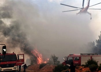 Φωτιά Ελαφόνησος: Ενισχύονται οι δυνάμεις, εκκενώθηκαν κάμπινγκ και ξενοδοχείο (βίντεο) 2