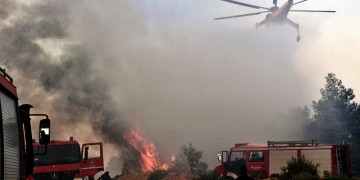 Φωτιά Ελαφόνησος: Ενισχύονται οι δυνάμεις, εκκενώθηκαν κάμπινγκ και ξενοδοχείο (βίντεο) 2