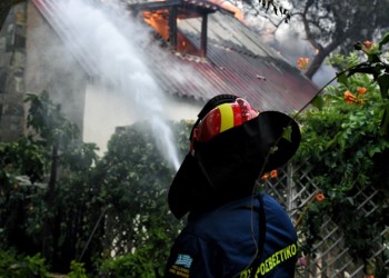Συνεχίζει να καίει η φωτιά στην ευρύτερη περιοχή της Κινέτας
