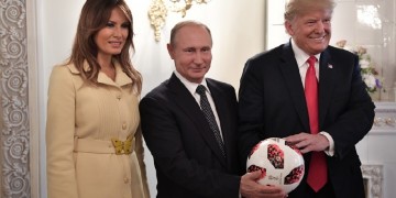 Οι μυστικές υπηρεσίες των ΗΠΑ εξέτασαν τη μπάλα που έδωσε ο Πούτιν στον Τραμπ