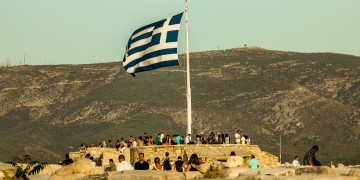 «Ο πληθυσμός της Ελλάδας υπό διωγμόν» – Κραυγή αγωνίας για το δημογραφικό από νέα έρευνα