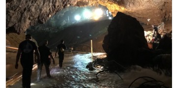 Στην Ταϊλάνδη έγινε το θαύμα: Βγήκαν από το σπήλαιο όλα τα παιδιά και ο προπονητής